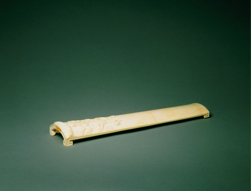 图片[1]-Ivory carved ancient wooden sparrow figure arm rest-China Archive